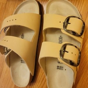 Size 39 Nude Arizona Big Buckle Birkinstocks